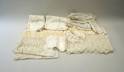 Ensemble au crochet blanc ou écru et broderies...