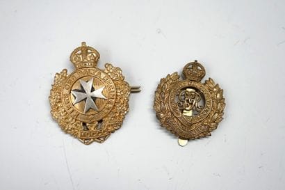 Ensemble de 2 insignes en métal doré du Royaume...