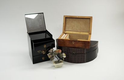 Ensemble comprenant 3 boîtes à bijoux (bois...