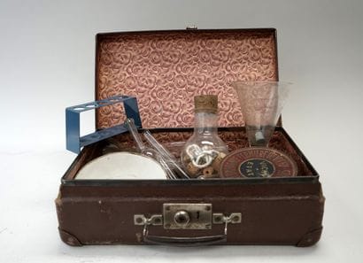Ancienne valisette en carton peint contenant:...