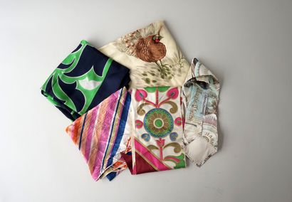 Ensemble de 4 foulards multicolores en matières...