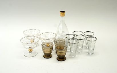Ensemble disparate en verre gravé, argenté...