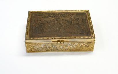 Coffret en métal doré à décor de scène galante...