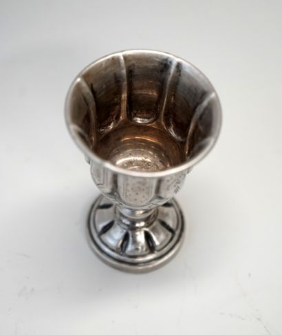 Coquetier à godrons et motifs poinçonné en...