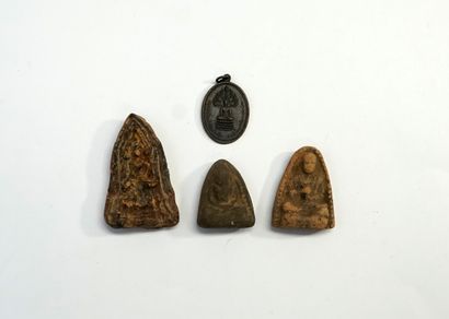 Ensemble de 4 ex-voto en cuivre et terre...