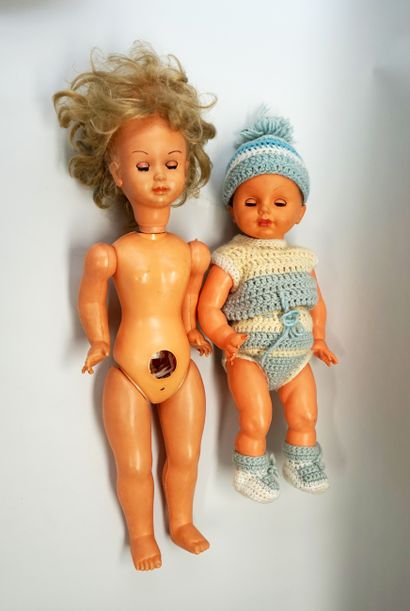 Set of 3 dolls and 1 articulated doll in...
