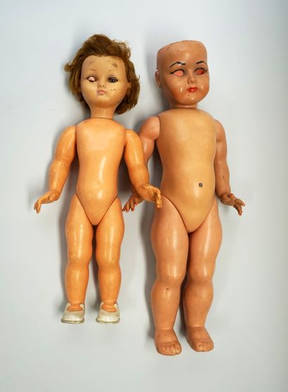 Set of 3 dolls and 1 articulated doll in...