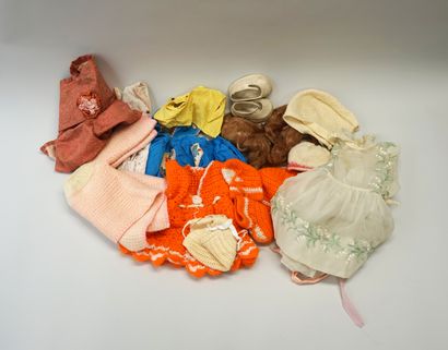 Set of 3 dolls and 1 articulated doll in...