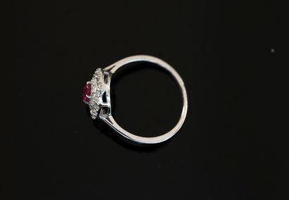 925/°° silver ring centered on an oval pink...