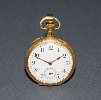 NECK WATCH in 18K (750 /°°) yellow gold Hand-wound...