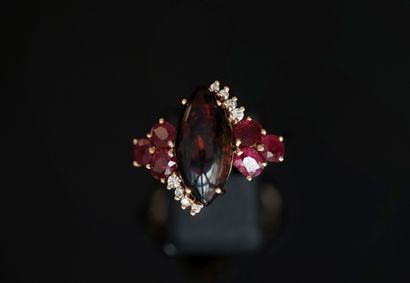 18K (750/°°) yellow gold RING centered on...