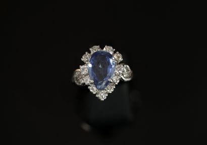 18K (750/°°) white gold RING centered on...