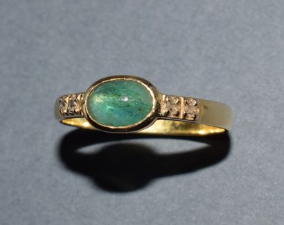 RING in 18K (750 /°°) yellow gold, set with...