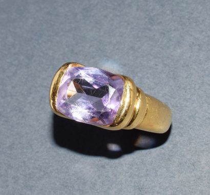 RING in 18K (750 /°°) yellow gold, set with...