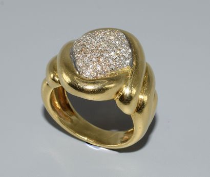 RING in 18K (750/°°) yellow gold with gadrooned...