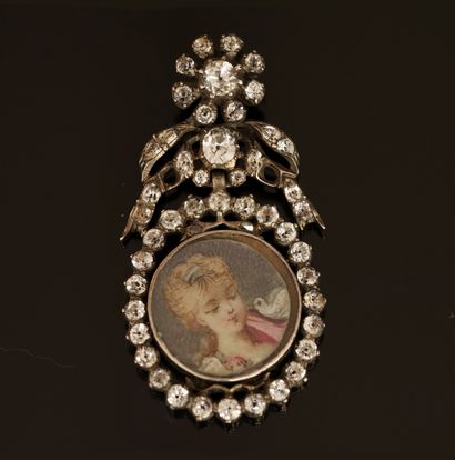 Silver PENDANT featuring a floral ribbon...