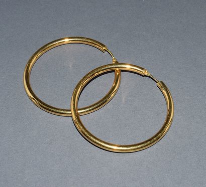 PAIR OF CREOLES in 18K (750 /°°) yellow gold....