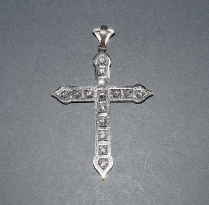 IMPORTANT PENDANT CROSS in platinum and 18K...