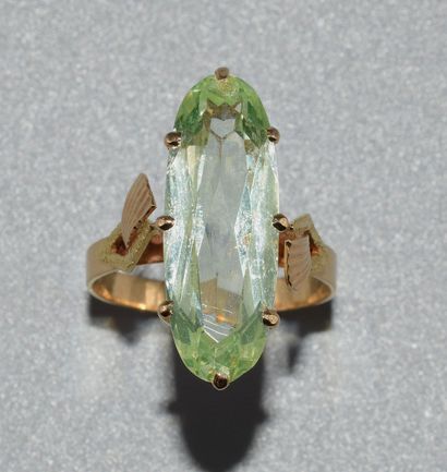 RING in 18K (750/°°) gold, centered on a...