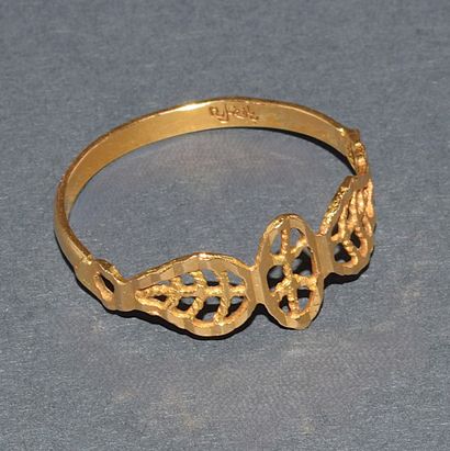 18K (750 /°°) yellow gold ring with openwork...