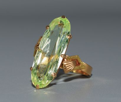 RING in 18K (750/°°) gold, centered on a...