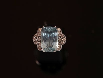 925/°° silver ring centered on a rectangular...