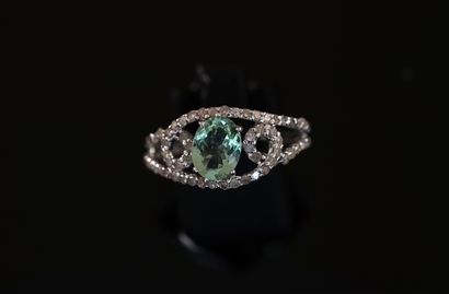 925/°° silver ring centered on a green oval...