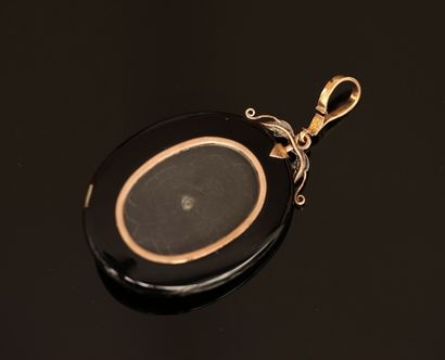 Oval onyx camera-holder pendant set with...