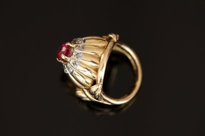 18k (750/°°) yellow gold and platinum ring...