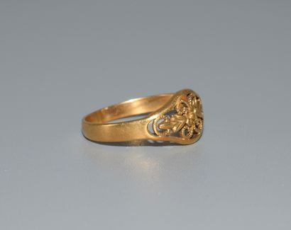 RING in 18K (750/°°) yellow gold with curved...