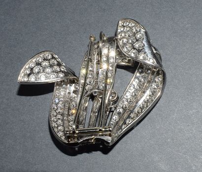 18K (750/°°) white gold BRUSH featuring a...
