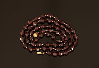 COLLAR composed of faceted rhodolite (pink)...