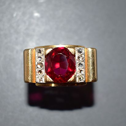 18K (750/°°) yellow gold TANK RING centered...