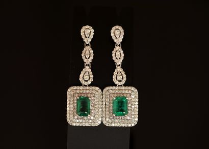 PAIR OF EARPENDANTS in 18K (750/°°) white...