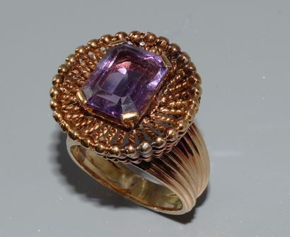 RING in 18K (750/°°) yellow gold centered...