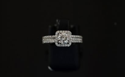 RING in 14k (585/°°) white gold, centered...