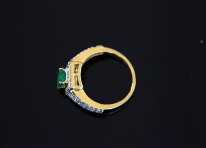 RING in 18k (750/°°) yellow gold, centered...