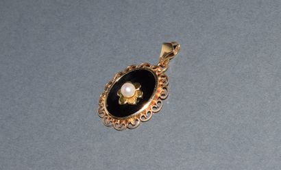 18K (750 /°°) gold oval onyx pendant centered...