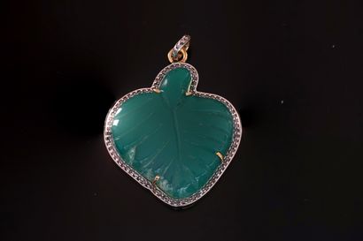 Leaf-shaped pendant in engraved chalcedony...