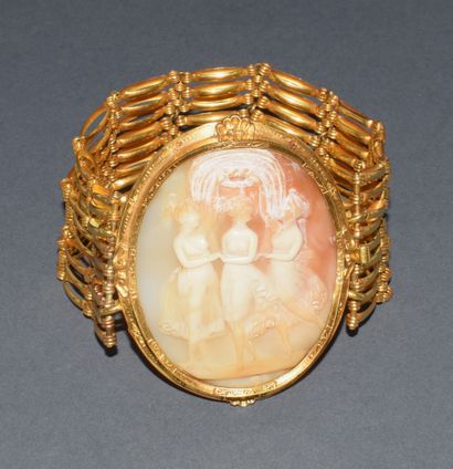 18K (750 /°°) yellow gold BRACELET centered...