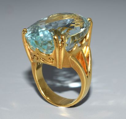 COCKTAIL RING in 18K (750/°°) gold set with...