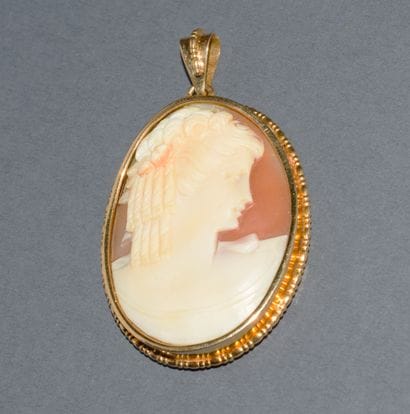 18K (750 /°°) gold shell CAMEE PENDANT featuring...
