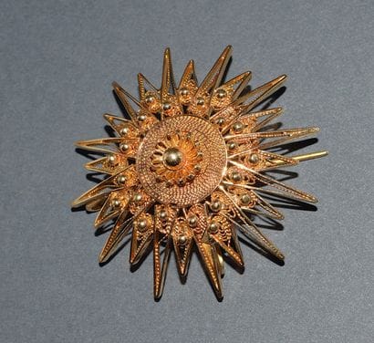 18K (750 /°°) yellow gold PENDANT featuring...