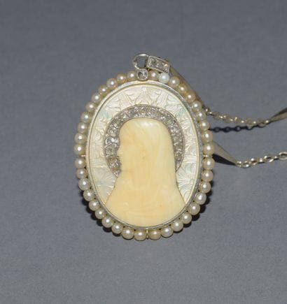 18K (750 /°°) white gold pendant featuring...