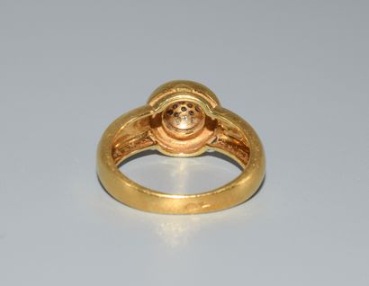 JONC RING in 18K (750/°°) yellow gold centered...