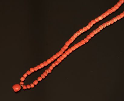 COLLAR in orange-red coral with faceted barrel...