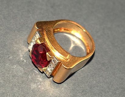 18K (750/°°) yellow gold TANK RING centered...
