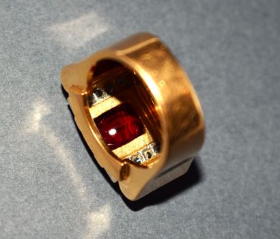 18K (750/°°) yellow gold TANK RING centered...