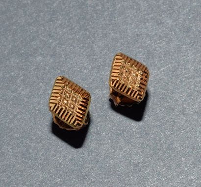 PAIR OF PUCES in 18K (750 /°°) yellow gold...