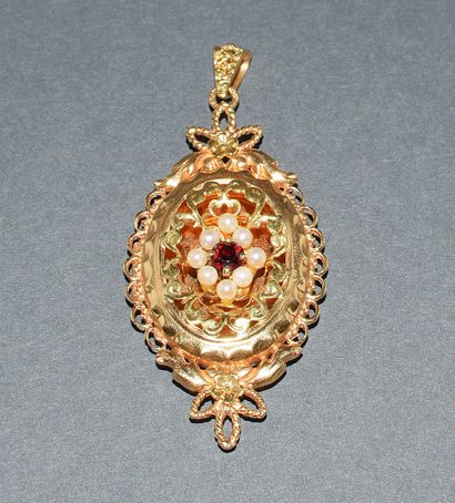 CASSOLETTE PENDANT in 18K (750 /°°) yellow...